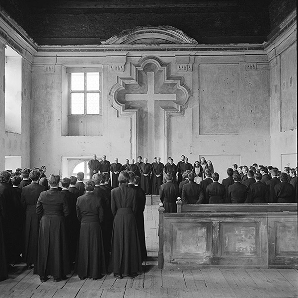 Siervos se convierte en un pequeño oasis histórico, un recordatorio de unos tiempos ominosos, de una época oscura de la que toda Europa, por acción —poca— u omisión —mucha— fue partícipe oprobiosa siervos-2