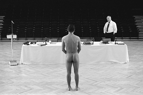 Siervos responde a una estructura formal discontinua, con un inicio in medias res que parece ser in extremis; con unos saltos aparentemente hacia atrás y posteriormente conceptuados como anticipo siervos-7