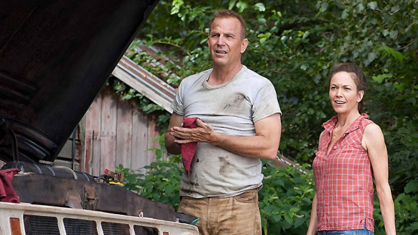 Thomas Bezucha cambia parcialmente caballos y carretas por un gran Chevrolet Bel Air Nomad del 58 para abrazar y a la vez subvertir los cánones del cine del oeste uno-de-nosotros-3