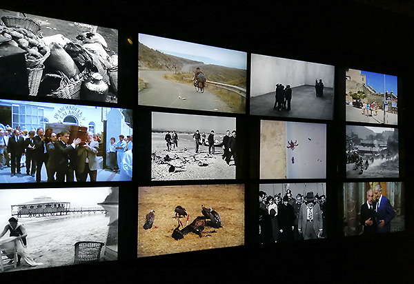 En la exposición, sobresale, asimismo, un conjunto de doce pantallas pequeñas que reproducen diversas secuencias de las películas berlanguianas. expo-berlanguiano 5