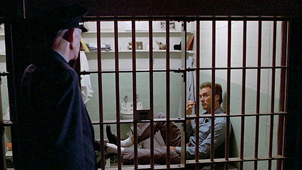 Fuga de Alcatraz es intensa narrativamente hablando, y entretenida, pues relata con veracidad la vida carcelaria. fuga-de-alcatraz-4