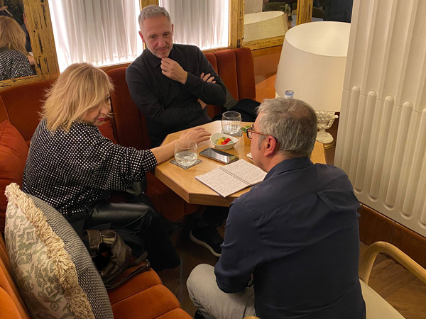 Luis Tormo entrevistando a Nacho G. Velilla y Carmen Machi sobre «Mañana es hoy» entrevista-mañana-es-hoy-1