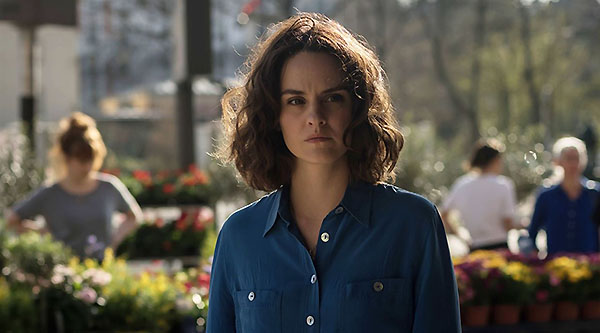 En los atentados de París de noviembre de 2015 murieron 131 personas y hubo más de 400 heridos. El final de Un año, una noche posee luminosidad. un-año-una-noche-2