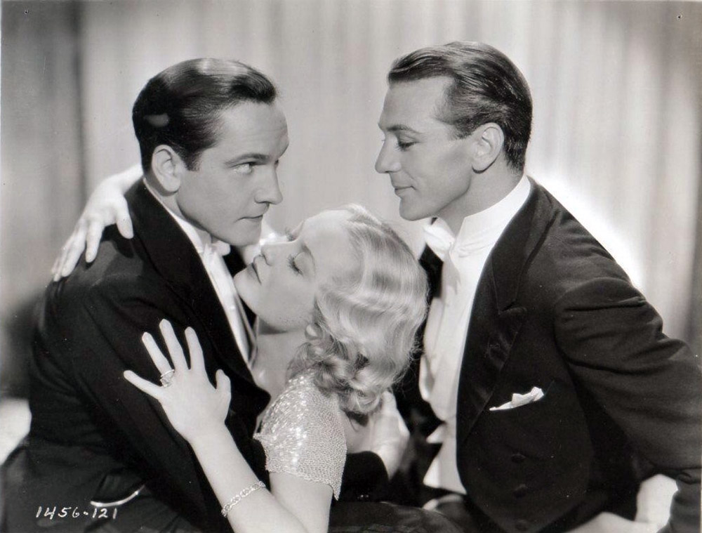 De modo que se enamoran, ellos de ella y ella de ellos. Gilda, en un rapto de modernidad para la época, queda prendada de ambos. 